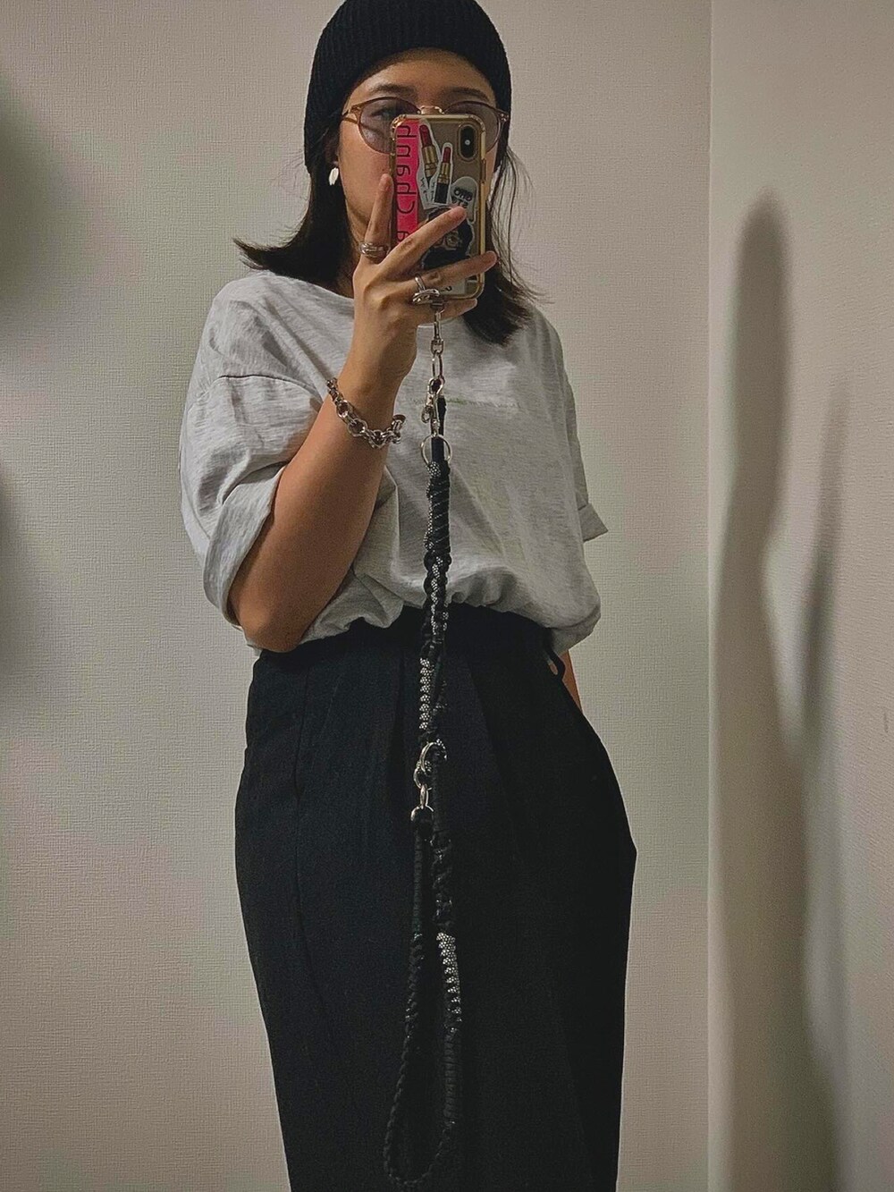 グレー系のTシャツ/カットソーを着用したレディースの秋コーディネートの2枚目の写真