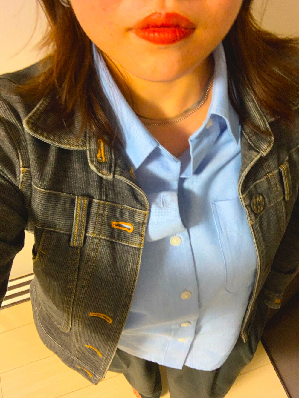 ブルー系のシャツ/ブラウス、グレー系のその他パンツを着用したレディースの春コーディネートの2枚目の写真