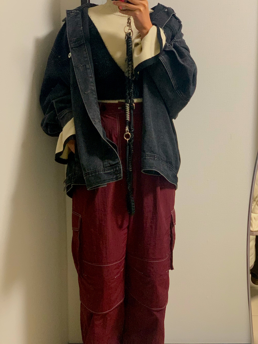 レッド系のサロペット/オーバーオールを着用したレディースの冬コーディネートの2枚目の写真