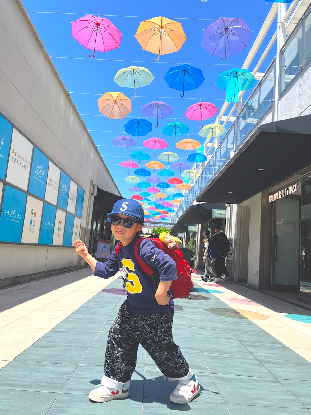 「LOWRYS FARMのアイテム（パンツ、ブラック系）」を使った、kaaiさん（キッズ・100cm）の春コーディネートの2枚目の写真