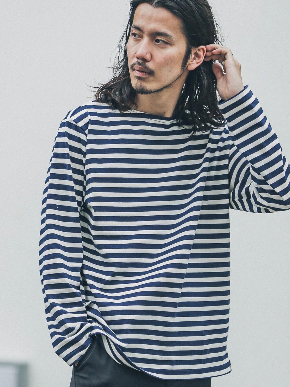 ブルー系のTシャツ/カットソーを着用したメンズの秋コーディネートの2枚目の写真