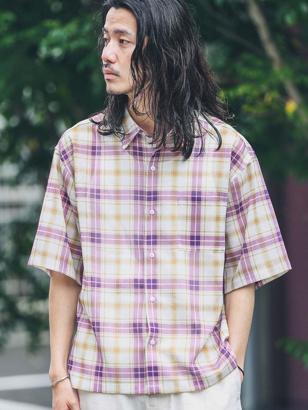 パープル系のシャツ/ブラウスを着用したメンズの夏コーディネートの2枚目の写真