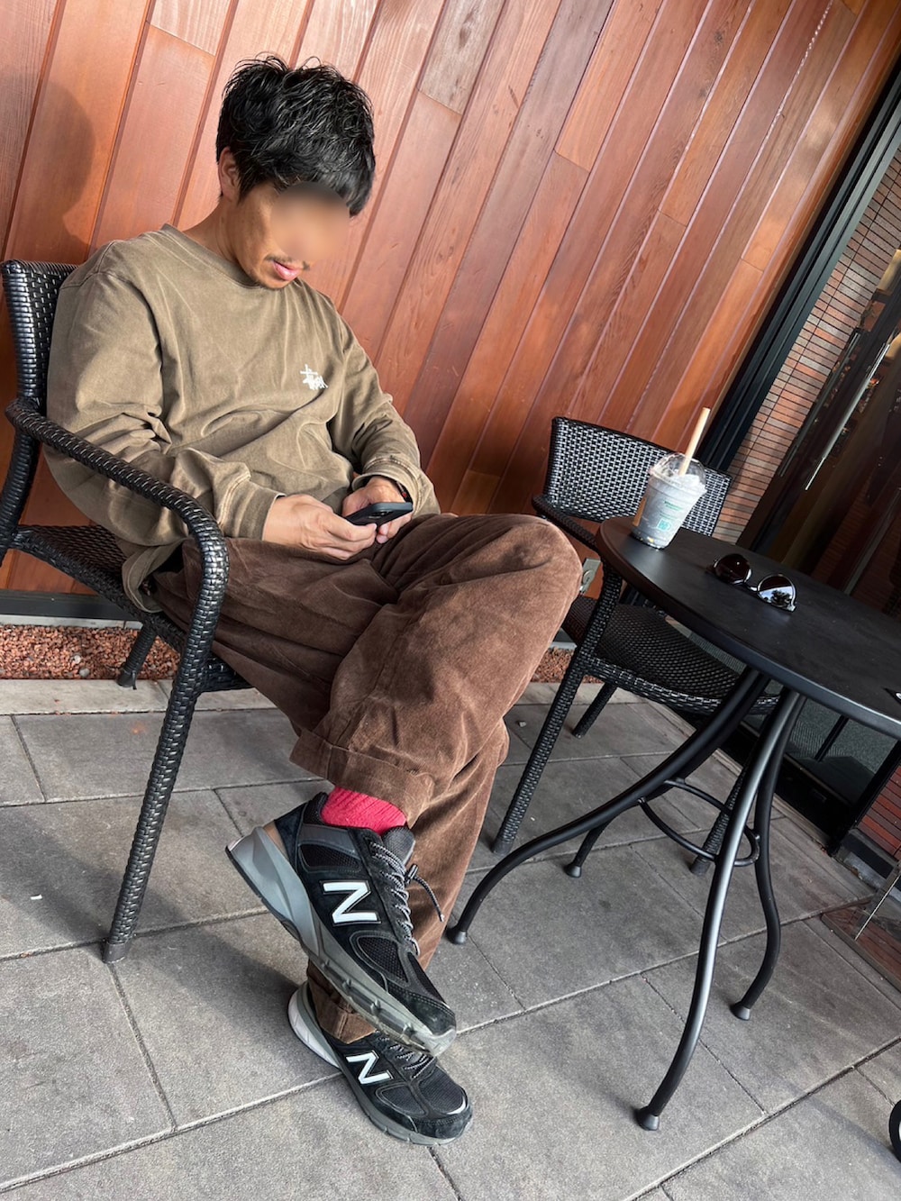 ブラウン系のTシャツ/カットソー、ブラウン系のパンツ、ブラック系のスニーカーを着用したメンズの秋コーディネートの2枚目の写真