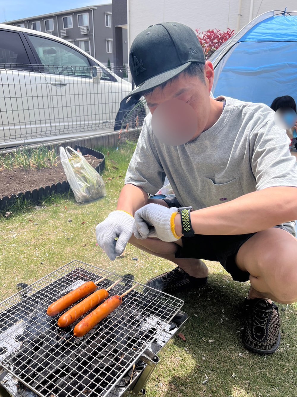 グリーン系のナイロンジャケット、グレー系のTシャツ/カットソー、ブラック系のその他パンツを着用したメンズの春コーディネートの2枚目の写真