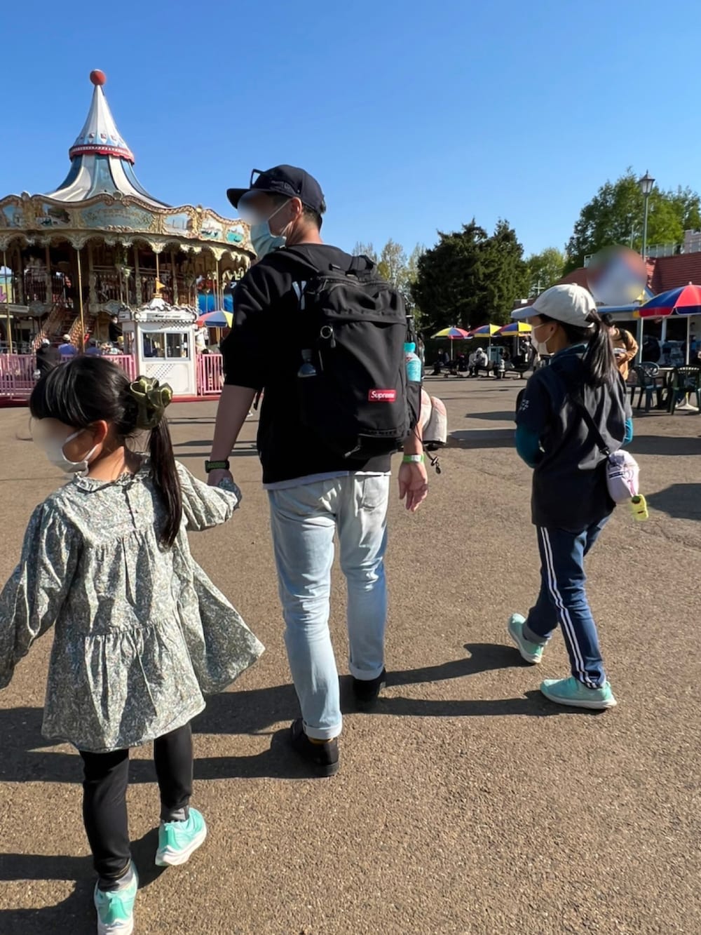 ブラック系のスウェット、ブルー系のデニムパンツ、ブラック系のスリッポンを着用したメンズの春コーディネートの2枚目の写真