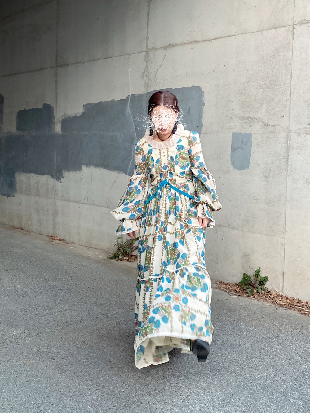 「古着、メルカリ、古着ワンピース、レトロワンピース、ヴィンテージワンピース、花柄ワンピース、ヨーロッパ古着、レトロ、ロマンチック、vintage、vintage style、vintage dress、古着コーデ、古着女子、古着屋」｜「古着のアイテム（ワンピース/ドレス、ホワイト系）」を使った、Yotchさん（レディース・163cm）の春コーディネートの2枚目の写真