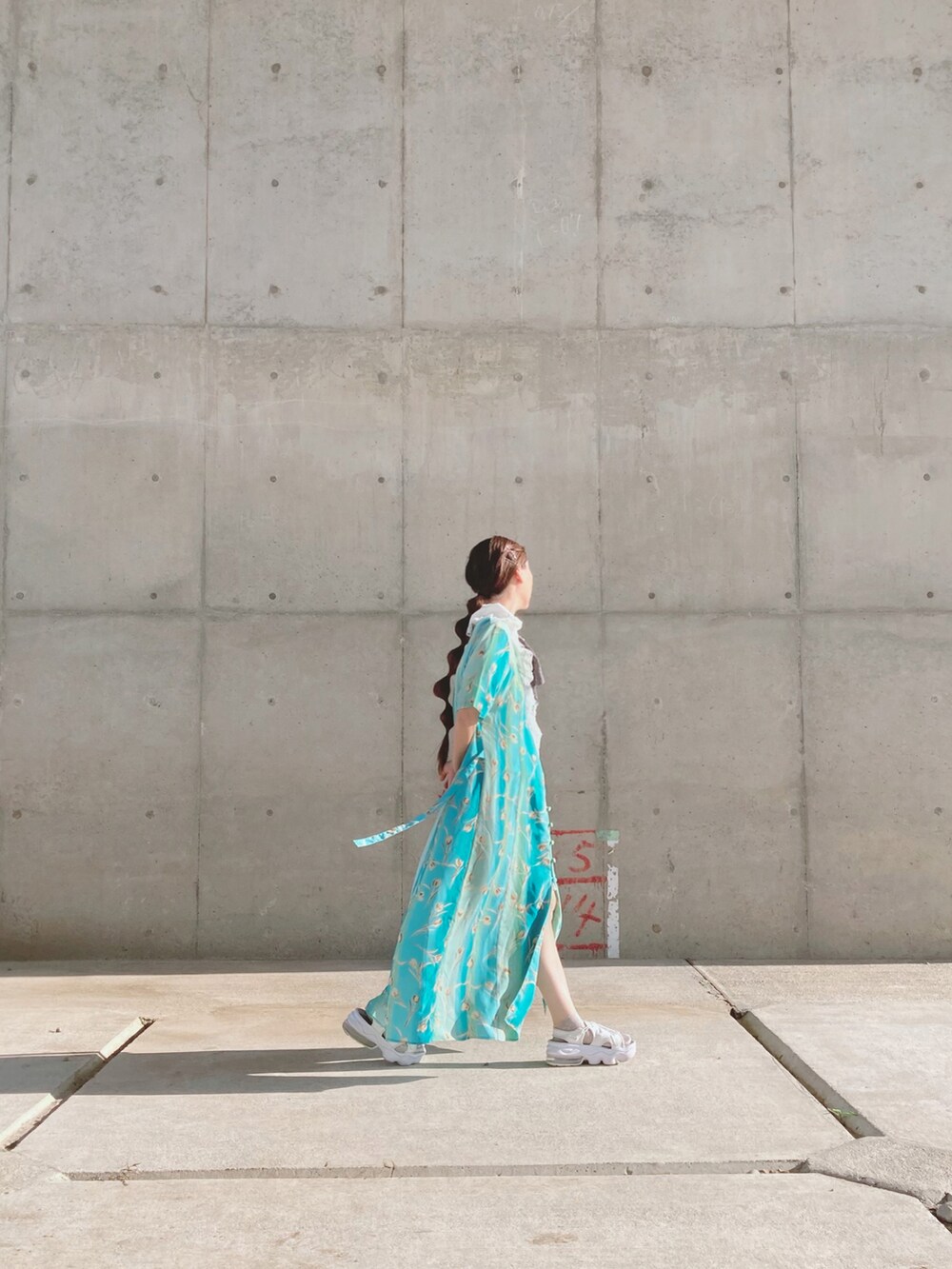 「古着、メルカリ、古着ワンピース、古着ワンピ、ヴィンテージワンピース、花柄ワンピース、ロングワンピース、vintage style、vintage、古着MIX、古着コーデ、古着女子、レトロ、used、春コーデ」｜「古着のアイテム（ワンピース/ドレス、ブルー系）」を使った、Yotchさん（レディース・163cm）の春コーディネートの2枚目の写真