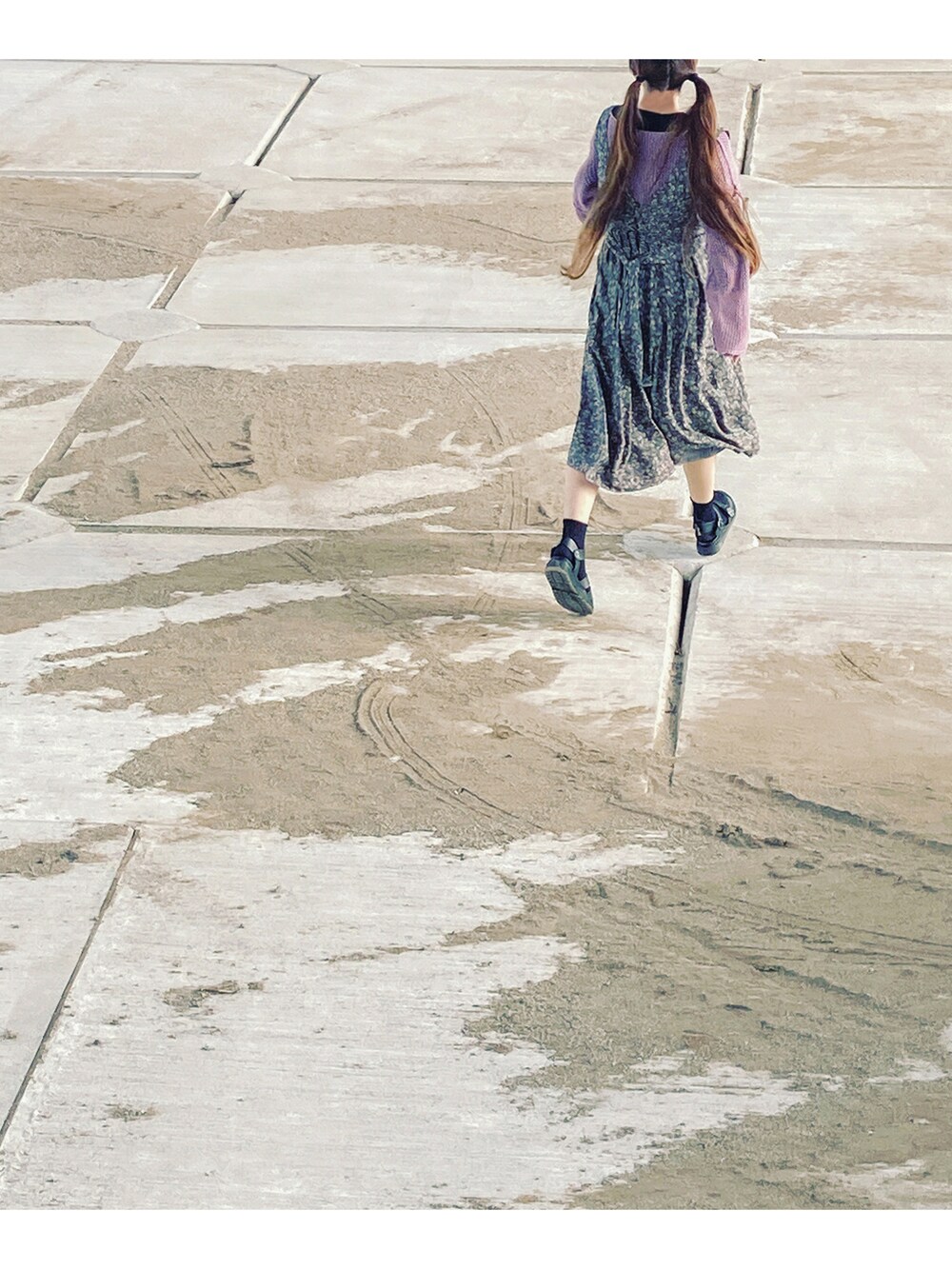 「古着、メルカリ、ジャンスカ、ジャンパースカート、花柄、古着スカート、花柄スカート、メッシュトップス、80s、古着MIX、古着コーデ、古着女子、ふるぎ、used、レトロ」｜「古着のアイテム（ジャンパースカート、ブルー系）」を使った、Yotchさん（レディース・163cm）の春コーディネートの2枚目の写真