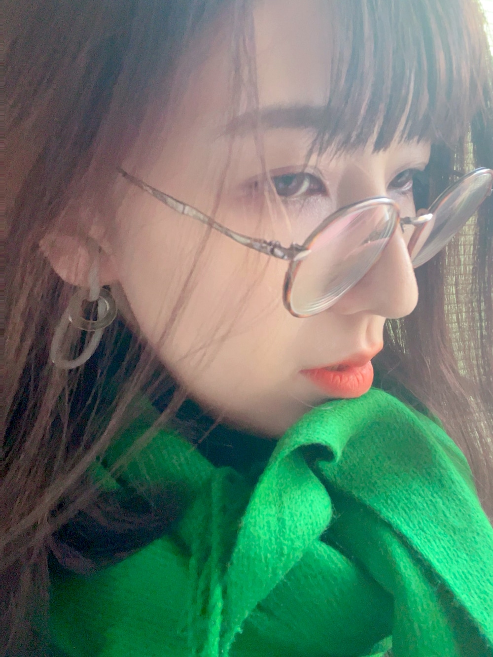 その他のスリッポン、ブラウン系のトートバッグ、ブラック系のその他パンツを着用したレディースの秋コーディネートの2枚目の写真