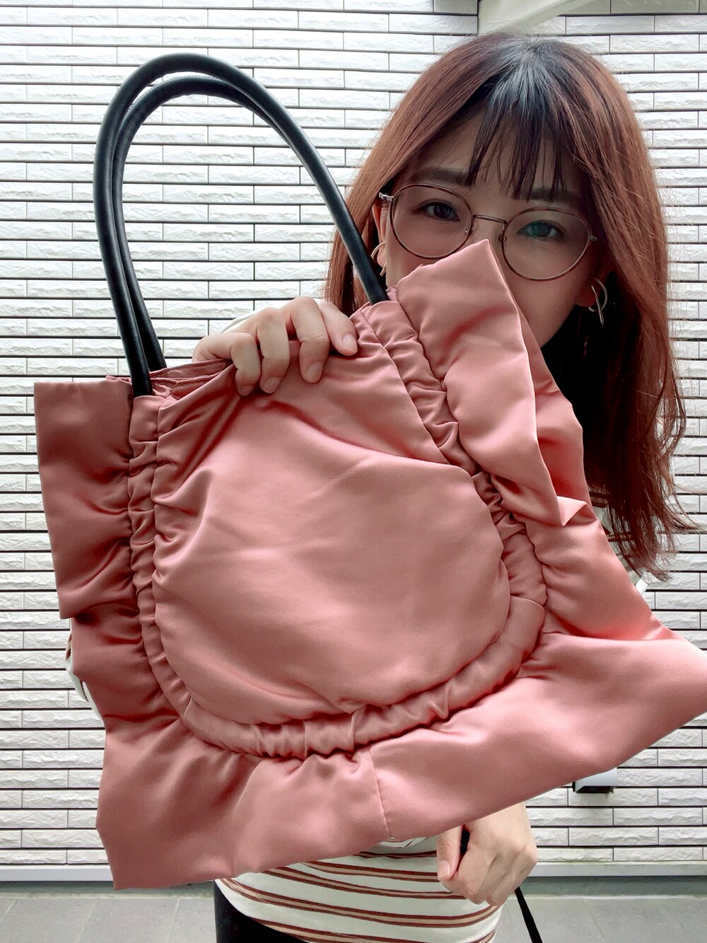 ホワイト系のTシャツ/カットソー、グレー系のスニーカー、ピンク系のトートバッグを着用したレディースの秋コーディネートの4枚目の写真