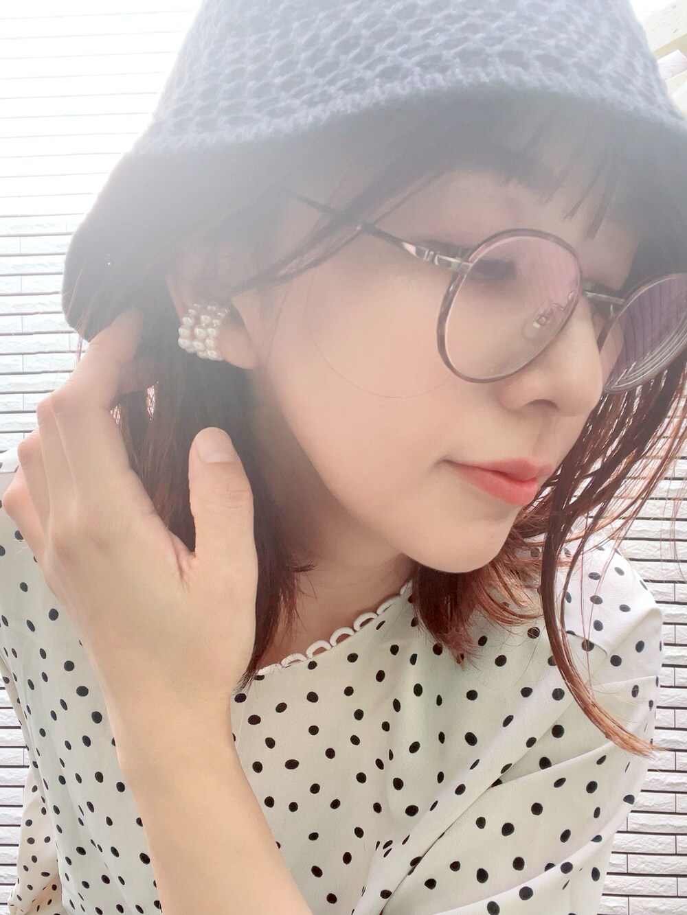オレンジ系のパンツ、ブラック系のトートバッグ、ブラック系のサンダルを着用したレディースの夏コーディネートの2枚目の写真