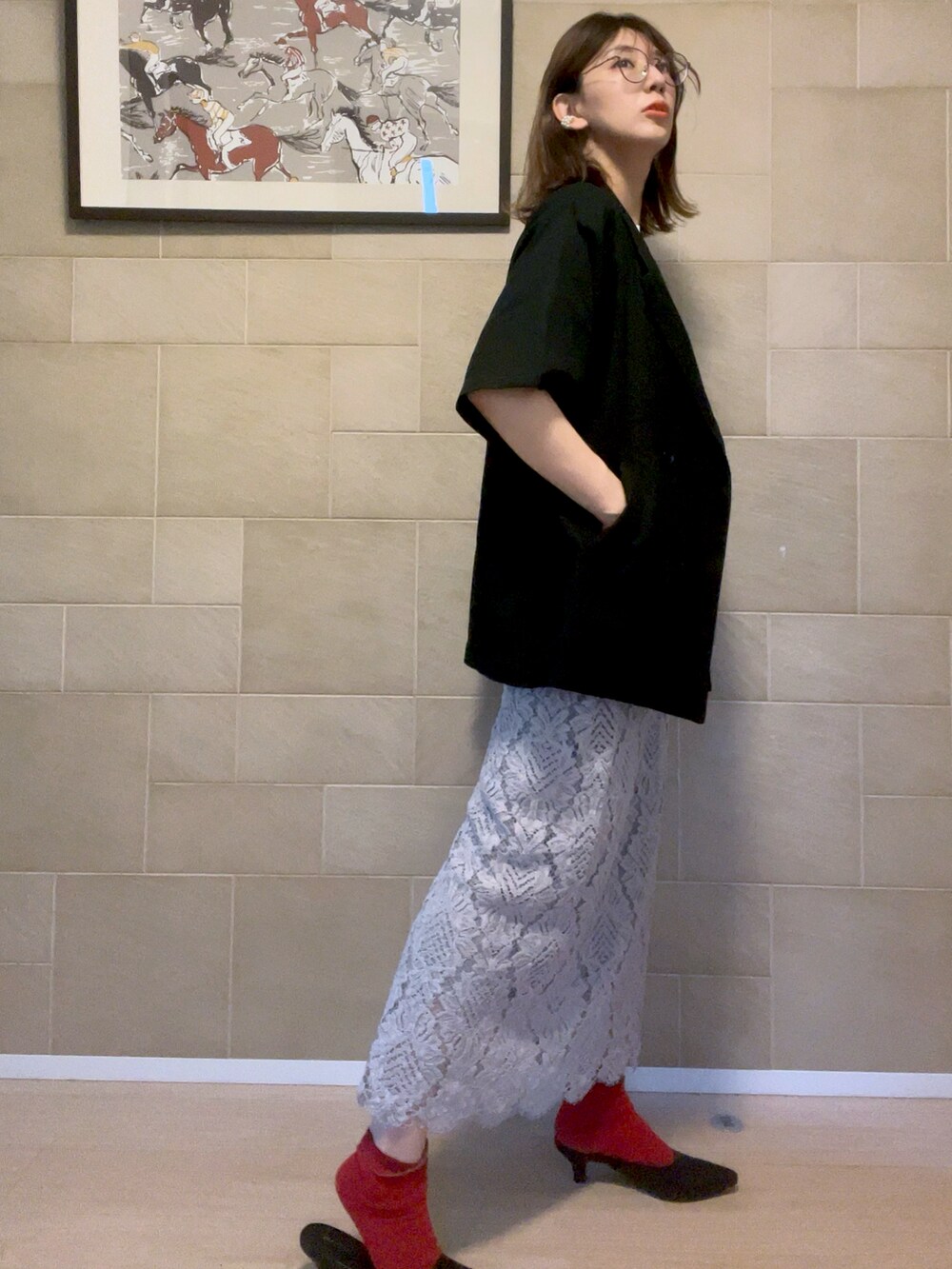 ブラック系のシャツ/ブラウス、グレー系のスカート、ブラック系のサンダルを着用したレディースの夏コーディネートの2枚目の写真