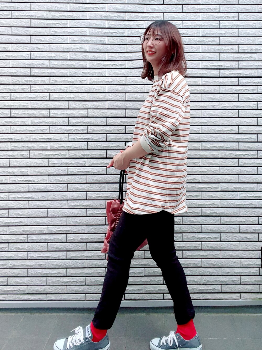 ホワイト系のTシャツ/カットソー、グレー系のスニーカー、ピンク系のトートバッグを着用したレディースの秋コーディネートの2枚目の写真