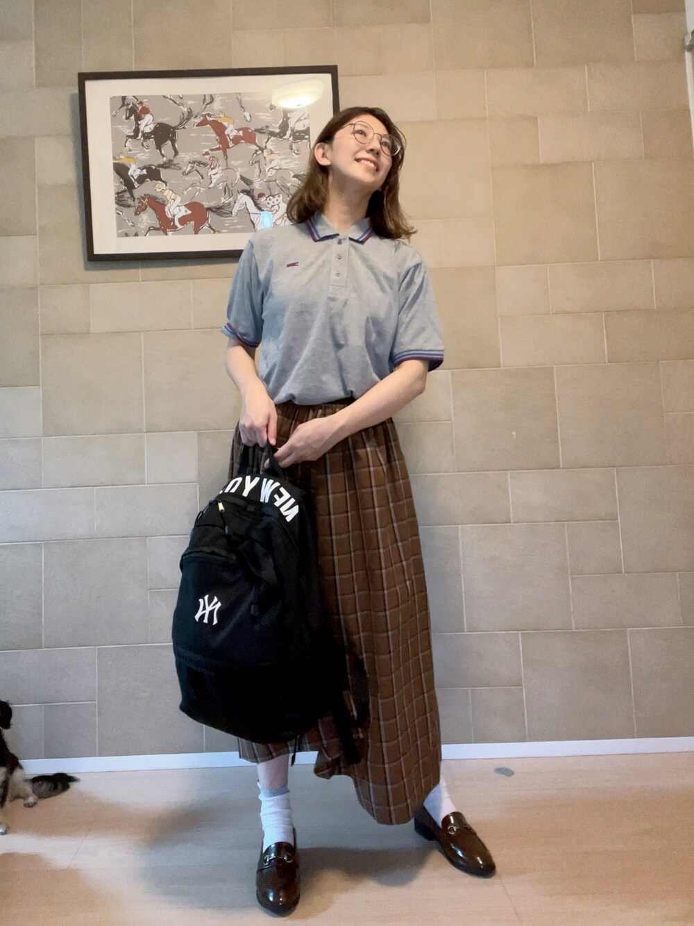 グレー系のポロシャツ、ブラック系のバックパック/リュック、その他のスカートを着用したレディースの夏コーディネートの2枚目の写真