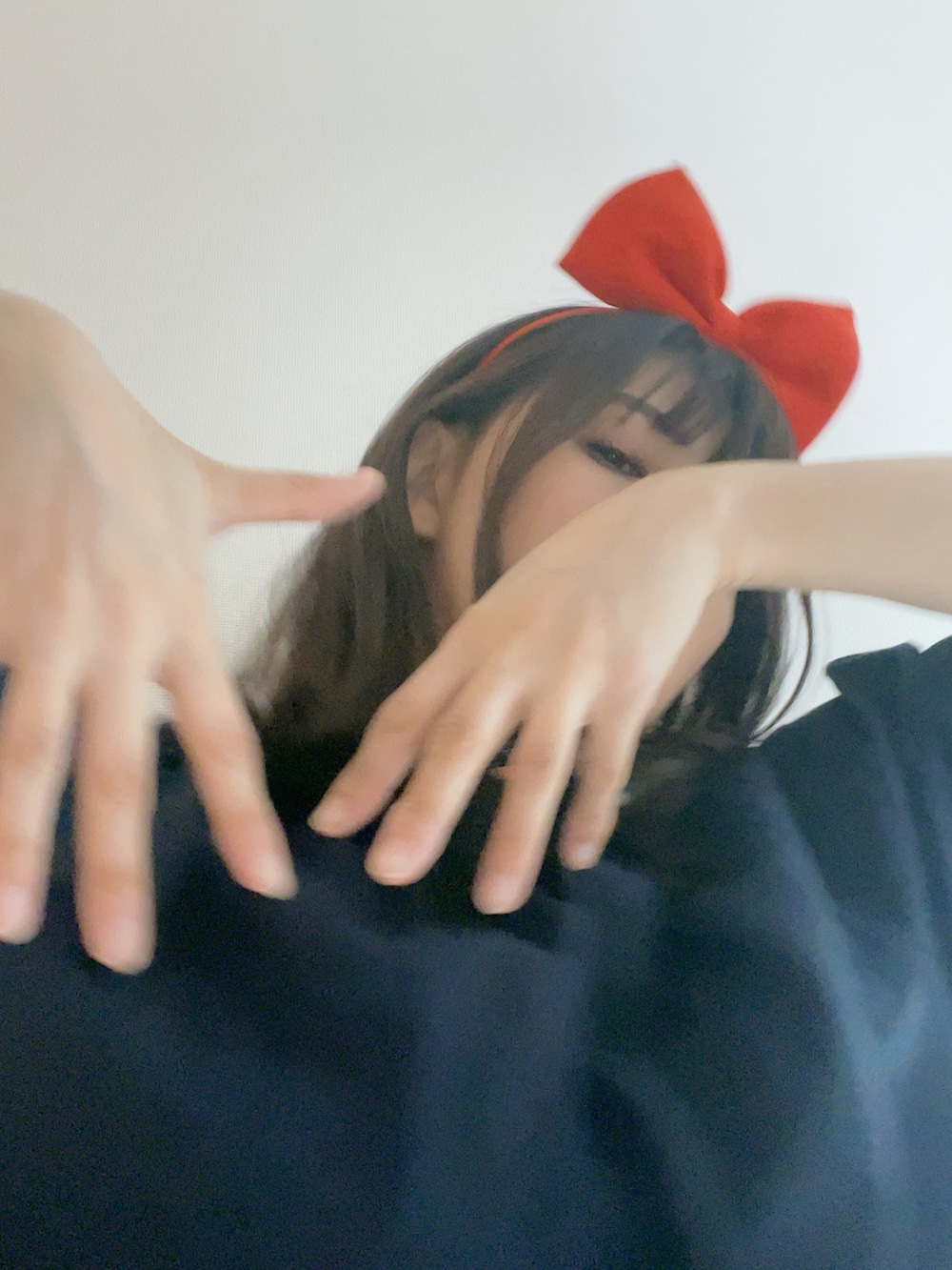 イエロー系のトートバッグ、ブルー系のワンピース、ブラック系のブーツを着用したレディースの秋コーディネートの4枚目の写真