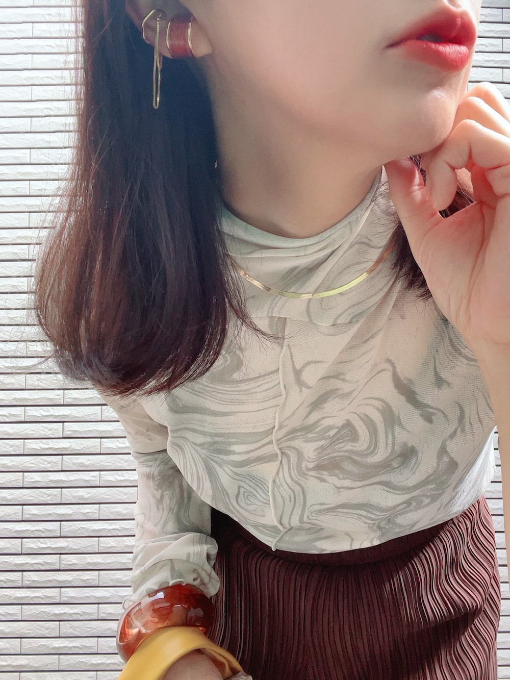 グリーン系のTシャツ/カットソー、イエロー系のトートバッグ、ホワイト系のブーツを着用したレディースの秋コーディネートの4枚目の写真