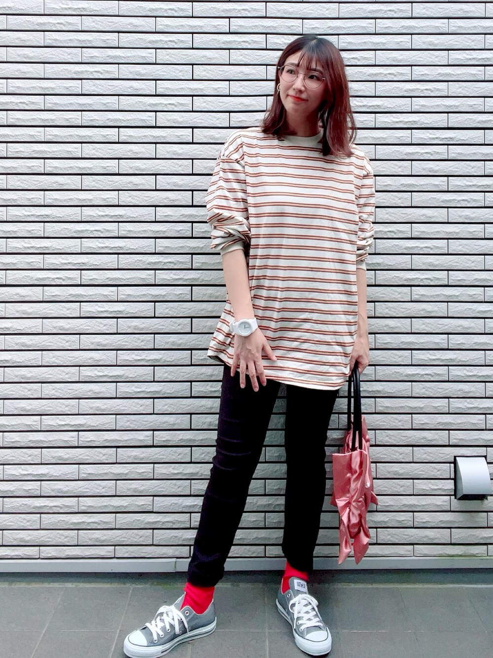 ホワイト系のTシャツ/カットソー、グレー系のスニーカー、ピンク系のトートバッグを着用したレディースの秋コーディネートの3枚目の写真