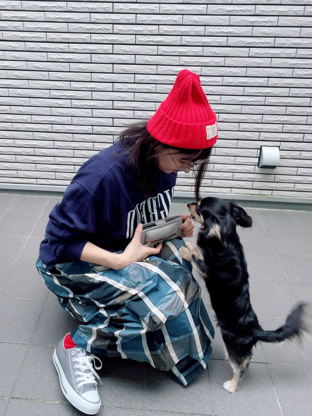 ブルー系のスカート、グレー系のスニーカー、ブルー系のスウェットを着用したレディースの秋コーディネートの3枚目の写真