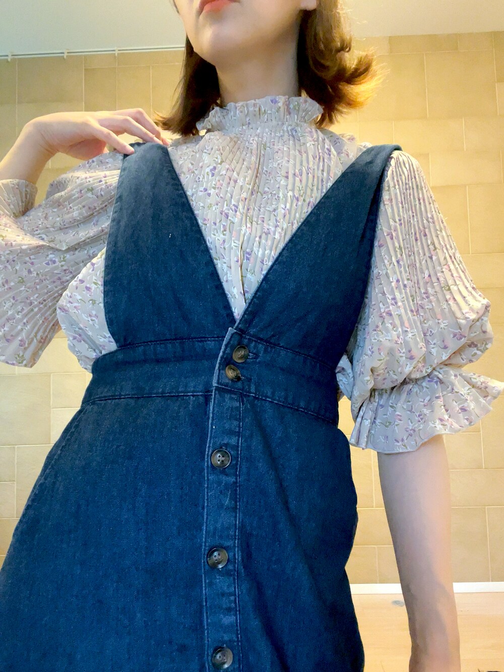 ベージュ系のシャツ/ブラウス、ブルー系のジャンパースカート、ホワイト系のスニーカーを着用したレディースの夏コーディネートの3枚目の写真