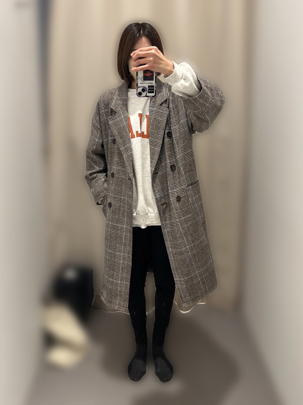 グレー系のチェスターコート、ブラック系のブーツ、ブラック系のその他パンツを着用したレディースの冬コーディネートの2枚目の写真