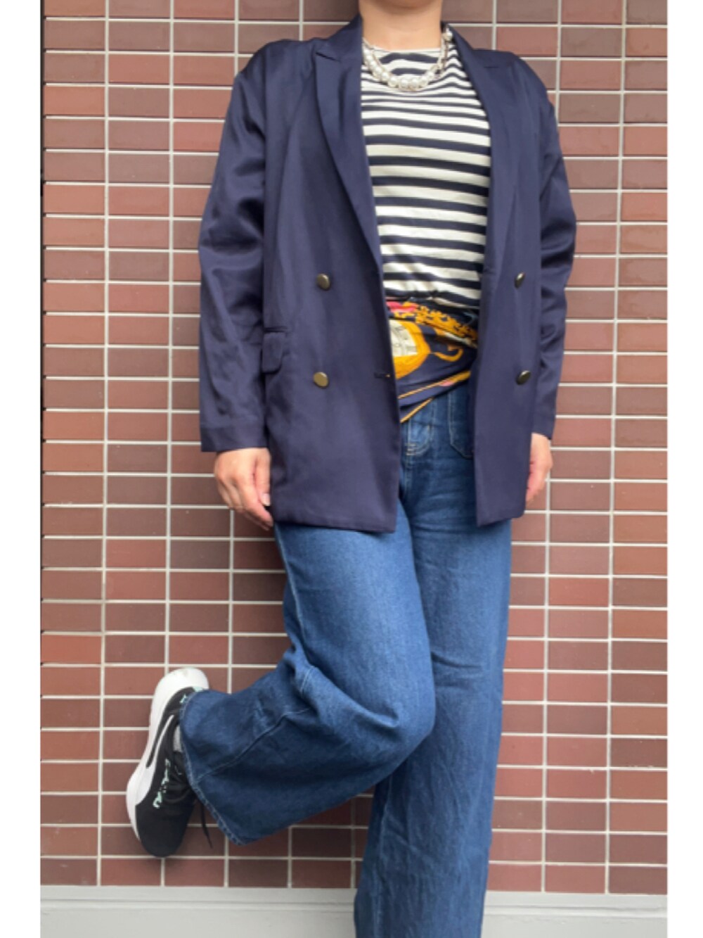 「大人カジュアル、春コーデ、最近のいい感じコーデ、レイヤードスタイル、フレンチカジュアル、刺繍ピアス、紺ブレ、テーラードジャケット、ボーダー、パフスリーブ、スカーフ、ハイウエストデニム、濃い色デニム、ワイトデニム、スニーカー」|「ELPLODCTSのアイテム(ピアス(両耳用)、ブルー系)」を使った、猫山さん(レディース・161cm)の春コーディネートの2枚目の写真