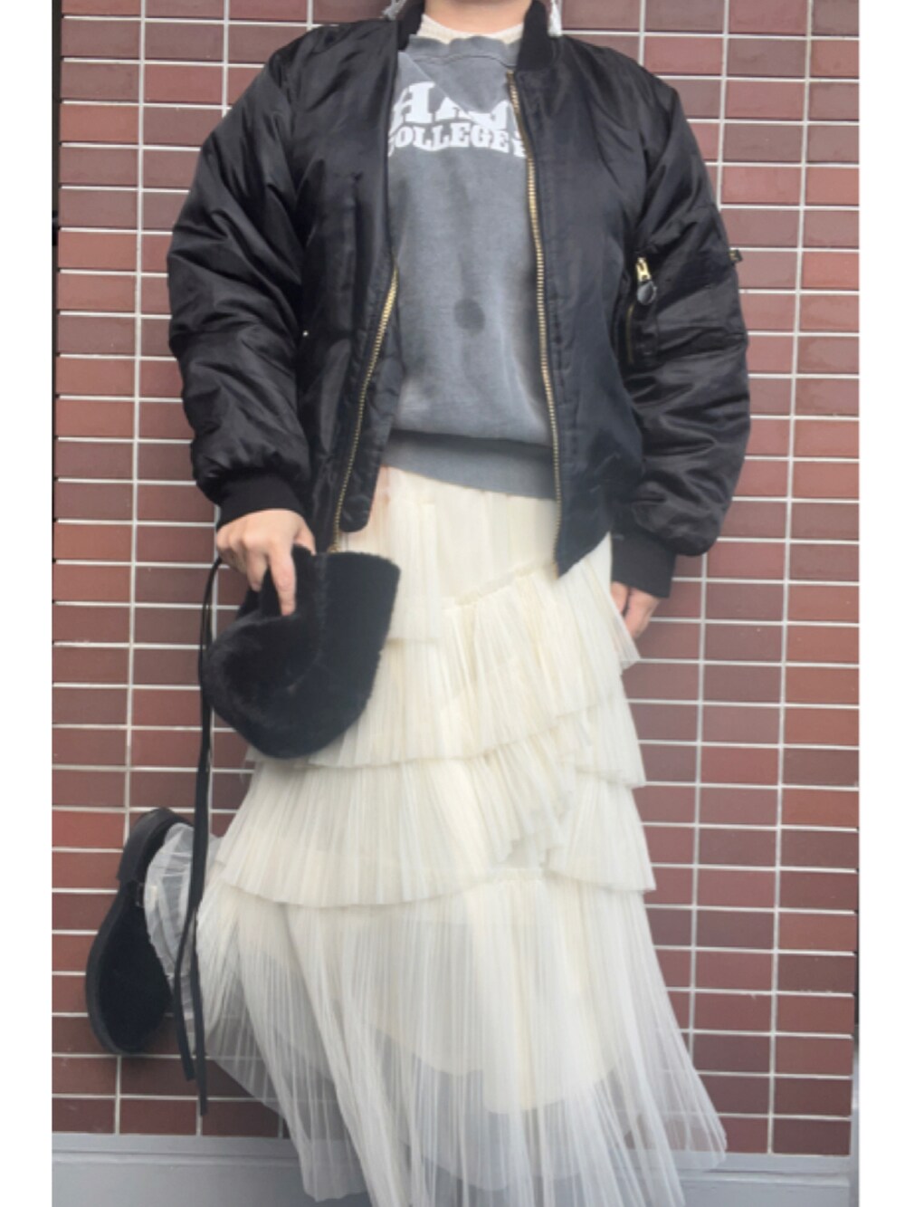「大人カジュアル、冬コーデ、甘辛mix、ロシアン帽、ファー帽子、ハンドメイドピアス、MA-1、スウェット、ロゴスウェット、シアートップス、チュールスカート、ティアードスカート、ブーツ、ロングブーツ」｜「ORIENTのORIENTオンラインより。（帽子、ブラック系）」を使った、猫山さん（レディース・161cm）の冬コーディネートの2枚目の写真
