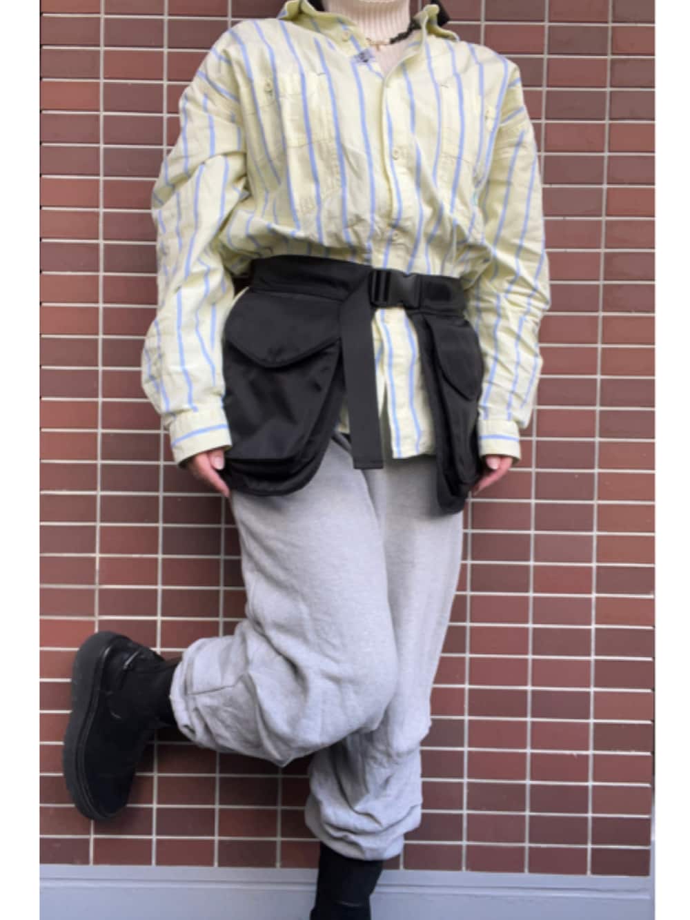 「大人カジュアル、真冬のあったかスタイル、古着MIX、サングラス、UNIQLO、タッセルピアス、ファージャケット、ナイロンベルト、ボディバッグ、ストライプシャツ、リブニット、スウェットパンツ、ジョガーパンツ、ショートブーツ、サイドゴアブーツ」|「UNIQLOのアイテム(サングラス、ブラック系)」を使った、猫山さん(レディース・161cm)の冬コーディネートの2枚目の写真