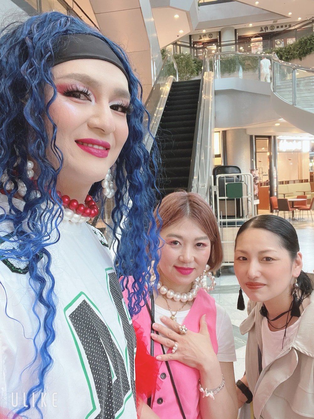 「大人カジュアル、夏コーデ、レイヤードスタイル、アクセサリー、お着替えコーデ、キャップ、おおぶりピアス、チョーカー、ロングネックレス、バングル、シアースカート、透け感、バミューダパンツ、柄パンツ、淡色コーデ」｜「COQULEのCOQULEオンラインより。（キャップ、ブルー系）」を使った、猫山さん（レディース・161cm）の夏コーディネートの3枚目の写真