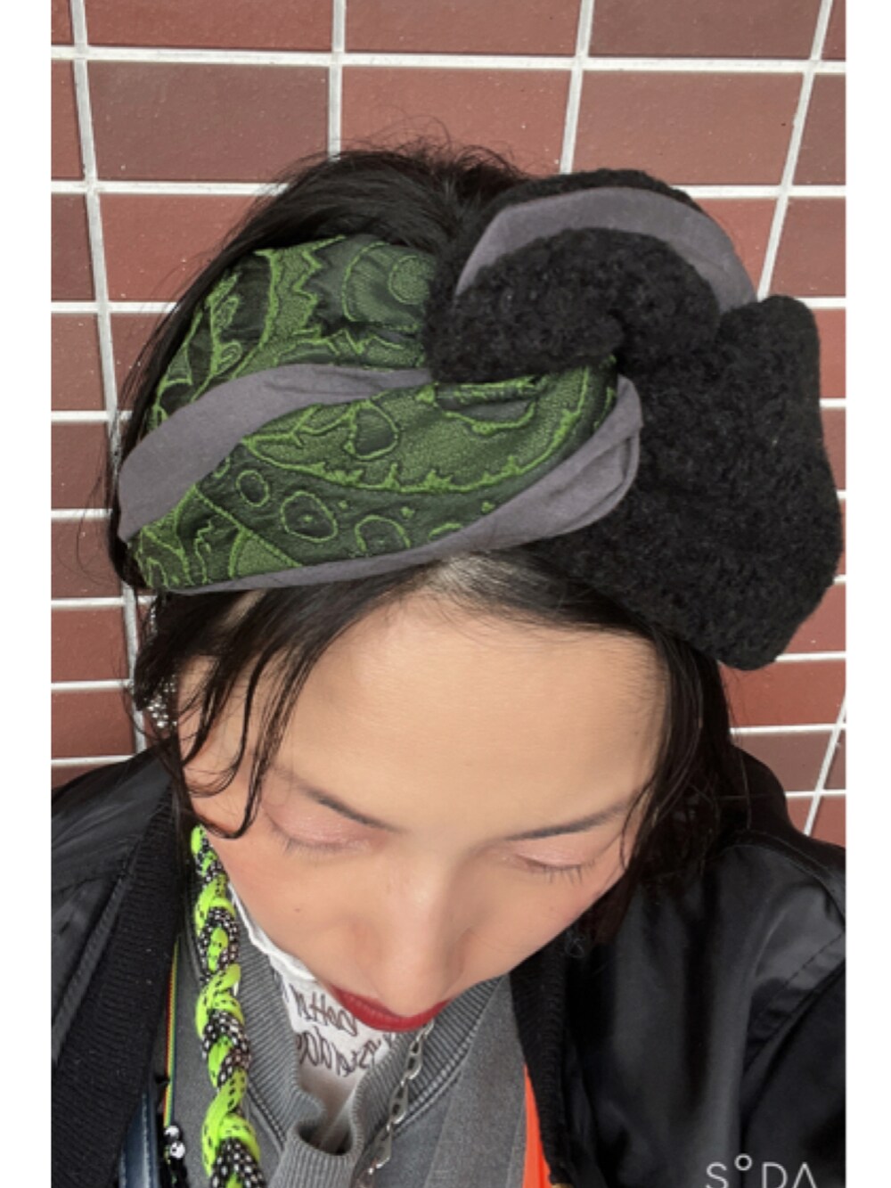 「大人カジュアル、モノトーン、ヘアアクセ、ワイヤーターバン、シルバーアクセサリー、つけ襟、スパンコール、ロゴスウェット、スウェット、シアートップス、タイトスカート、ニットスカート、ロングブーツ、ジョッキーブーツ、ブーツ」｜「KHRのアイテム（ヘアバンド、グリーン系）」を使った、猫山さん（レディース・161cm）の冬コーディネートの2枚目の写真