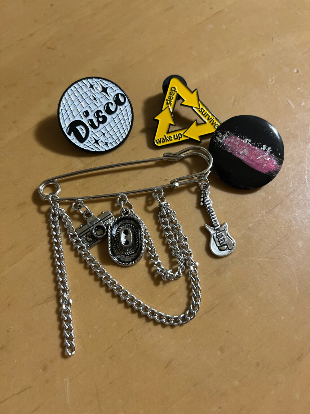 「春のNewスタイル、春コーデ、レイヤードスタイル、ジャケットスタイル、シンプルコーデ、シルバーアクセサリー、リメイク、ブローチ、デニムジャケット、セットアップ、ワンピース、ペプラムワンピース、チュール、チュールワンピ、コンバース」｜「MICOLORのアイテム（ピアス（両耳用）、シルバー系）」を使った、猫山さん（レディース・161cm）の春コーディネートの2枚目の写真