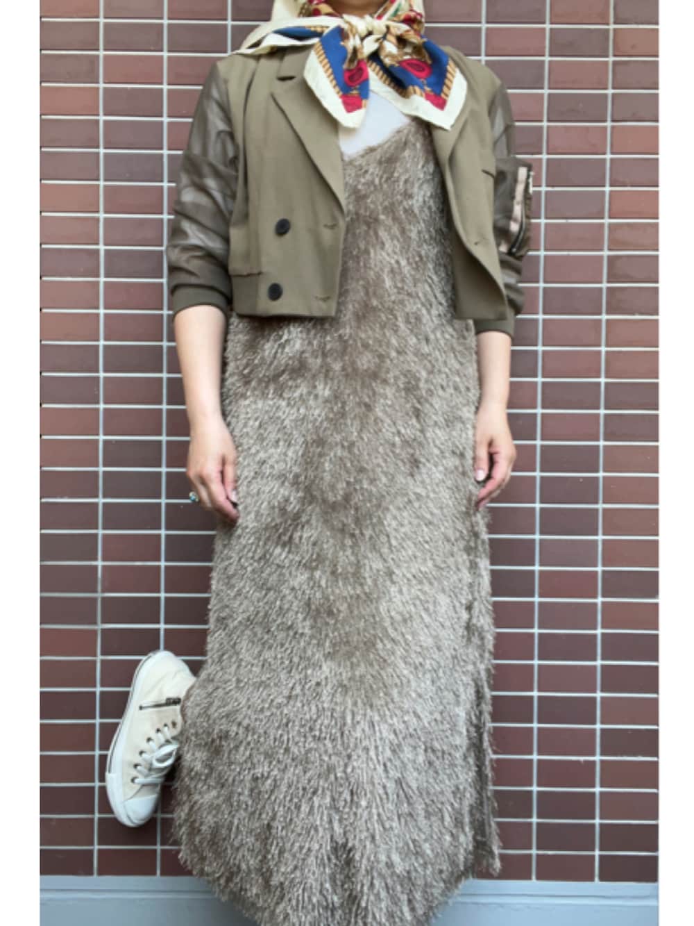 「大人カジュアル、春コーデ、レイヤードスタイル、レトロコーデ、スカーフ、サングラス、レザーアクセサリー、トレンチジャケット、メッシュ、キャミワンピ、シャギー、シアートップス、スクエアバッグ、ハイカットスニーカー、コンバース」｜「usedのアイテム（バンダナ/スカーフ、ベージュ系）」を使った、猫山さん（レディース・161cm）の春コーディネートの3枚目の写真