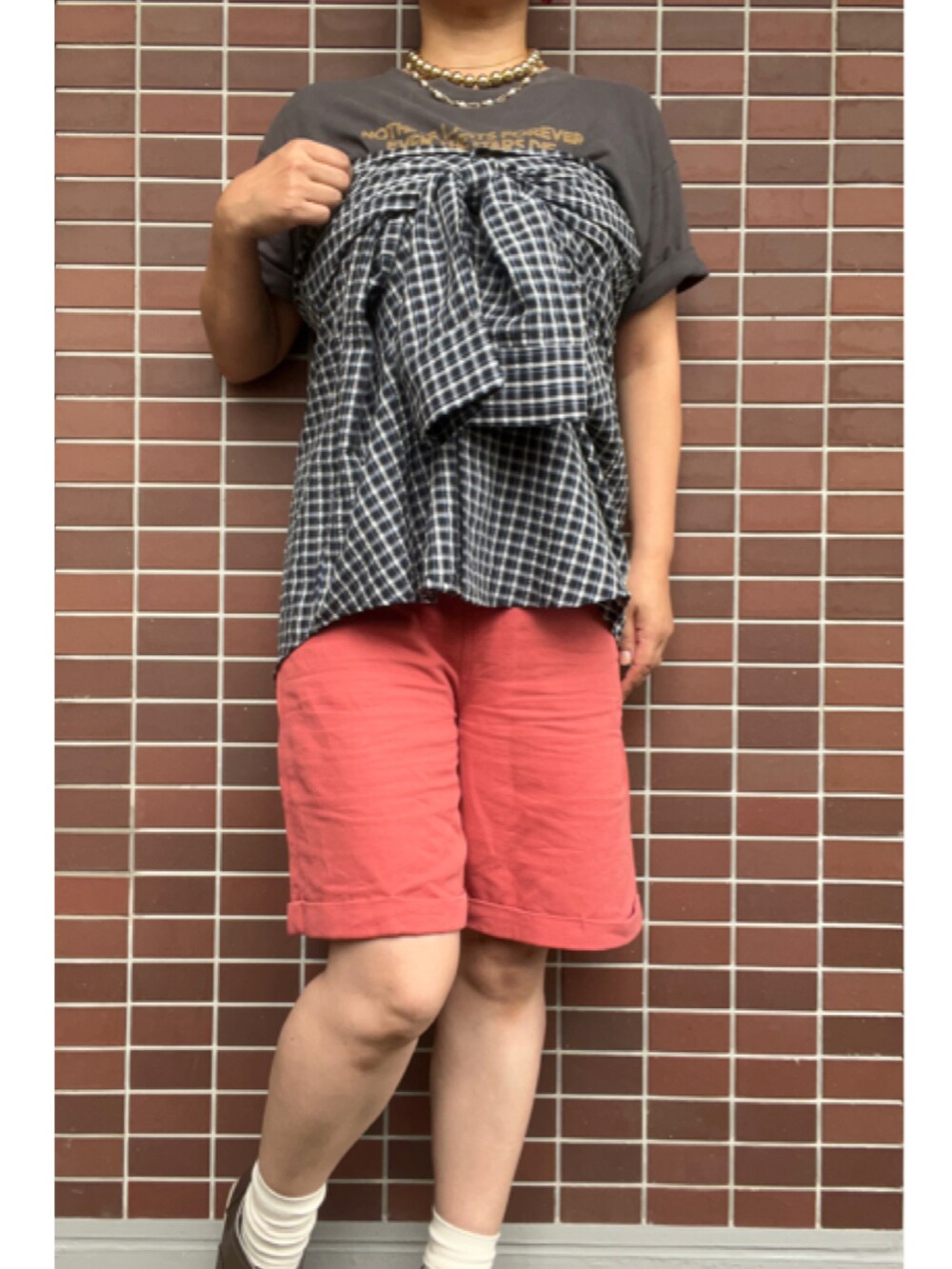 「大人カジュアル、秋カラー、レイヤードスタイル、シャツコーデ、シャツアレンジ、コットンパールピアス、ゴールドアクセ、チェックシャツ、ショートパンツ、ハーフパンツ、レースアップシューズ、厚底シューズ」|「Fabulousのアイテム(ピアス(両耳用)、レッド系)」を使った、猫山さん(レディース・161cm)の秋コーディネートの3枚目の写真