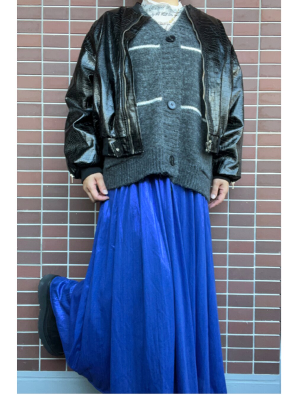 「大人カジュアル、冬コーデ、レイヤードスタイル、ゴールドアクセ、カーディガン、ボーダー、シアートップス、ロングスカート、メタリック、ショートブーツ、サイドゴアブーツ」|「RIBROO.のアイテム(ピアス(両耳用)、ゴールド系)」を使った、猫山さん(レディース・161cm)の冬コーディネートの2枚目の写真
