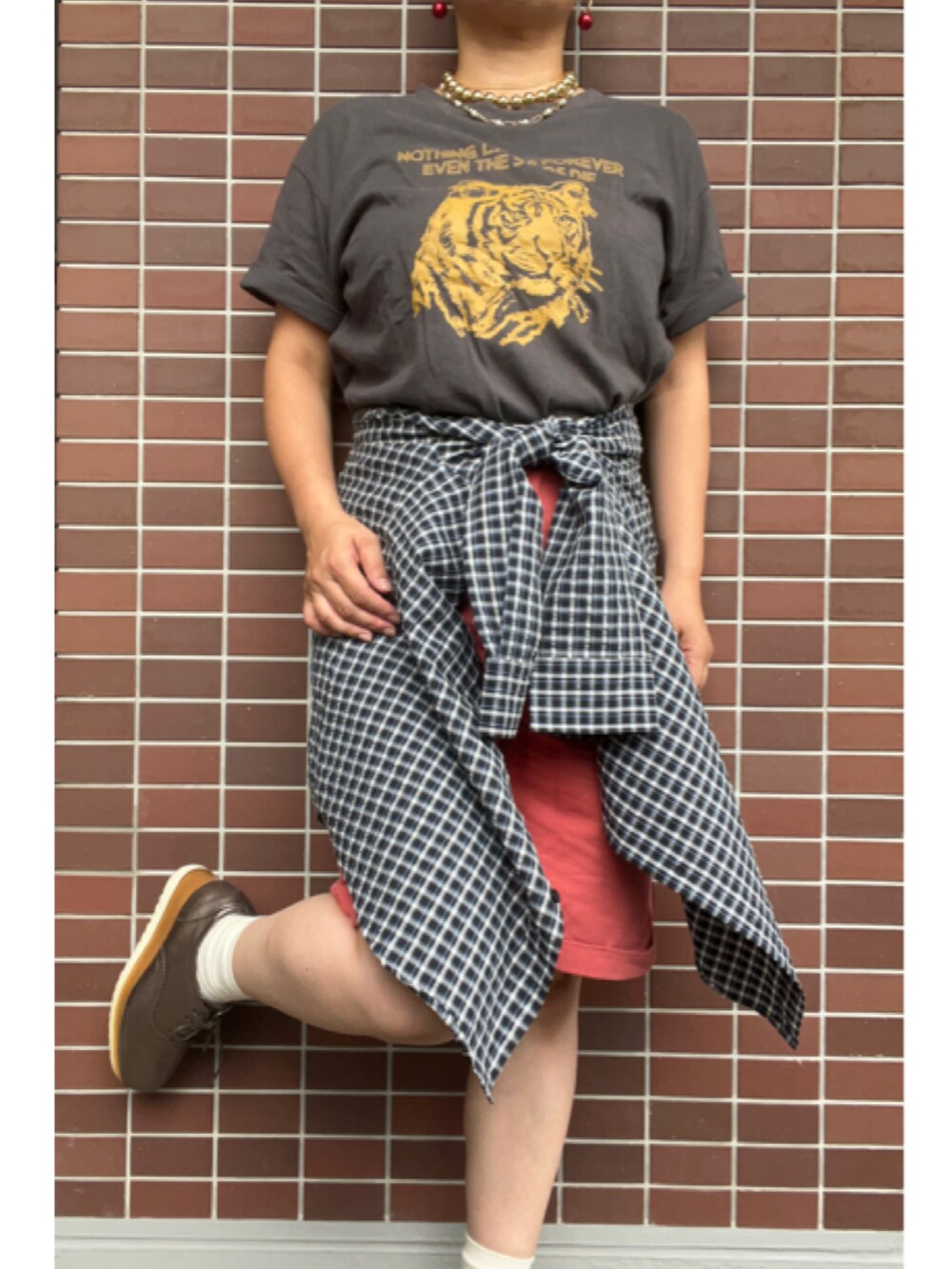 「大人カジュアル、秋カラー、レイヤードスタイル、シャツコーデ、シャツアレンジ、コットンパールピアス、ゴールドアクセ、チェックシャツ、ショートパンツ、ハーフパンツ、レースアップシューズ、厚底シューズ」|「Fabulousのアイテム(ピアス(両耳用)、レッド系)」を使った、猫山さん(レディース・161cm)の秋コーディネートの2枚目の写真