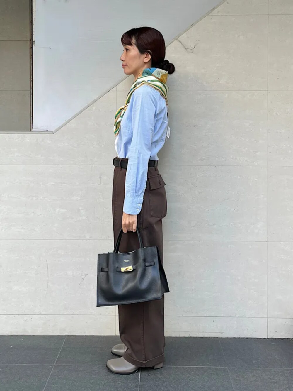 ブラウン系のその他パンツ、ブラック系のショルダーバッグ、ブラック系のベルトを着用したレディースの春コーディネートの2枚目の写真