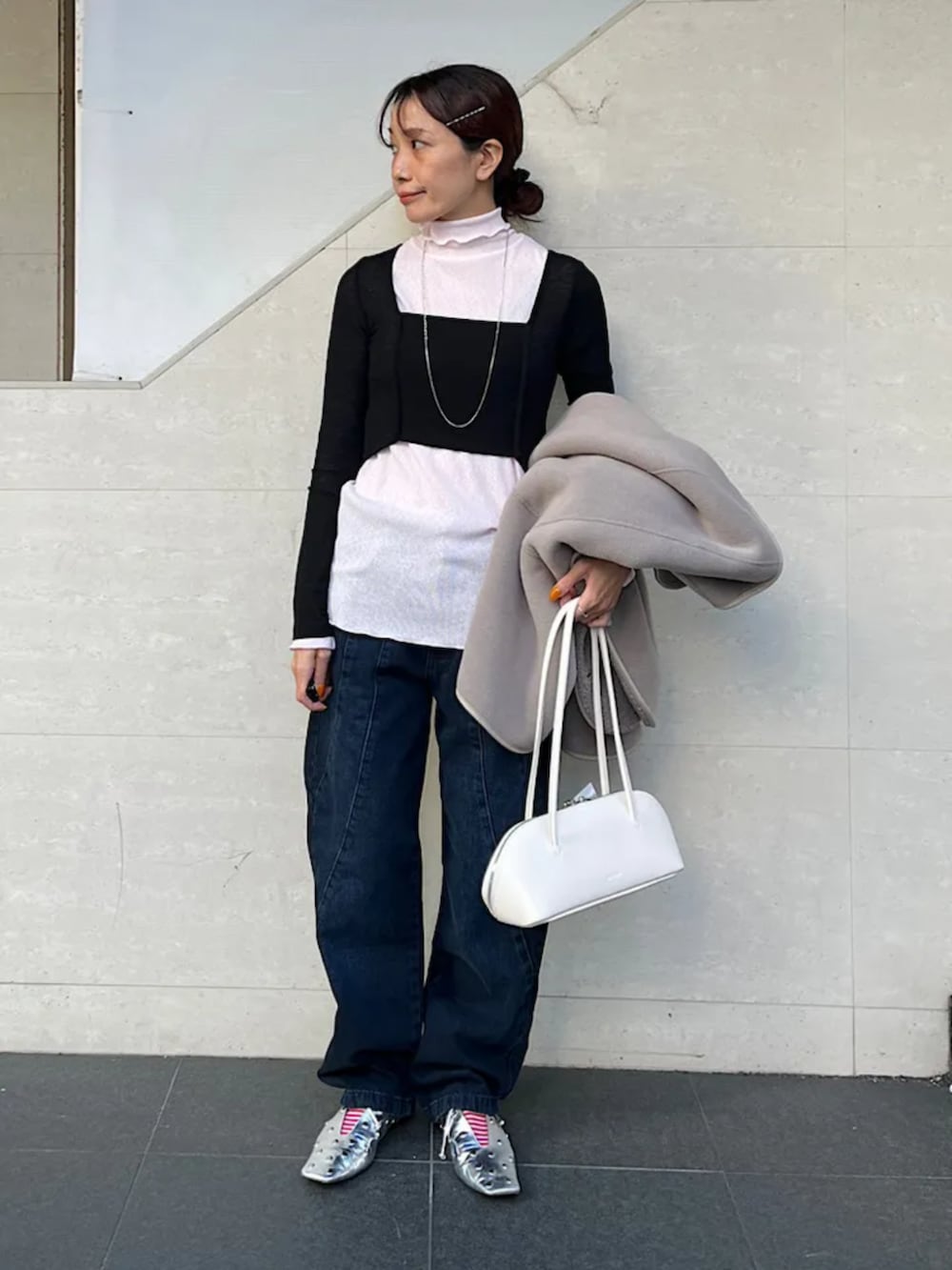 ベージュ系のブルゾン、ピンク系のTシャツ/カットソー、ホワイト系のボストンバッグを着用したレディースの冬コーディネートの2枚目の写真