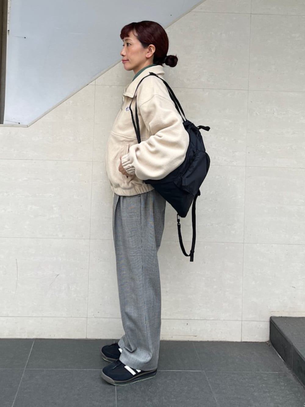 グリーン系のシャツ/ブラウス、グレー系のその他パンツ、ベージュ系のTシャツ/カットソーを着用したレディースの秋コーディネートの2枚目の写真