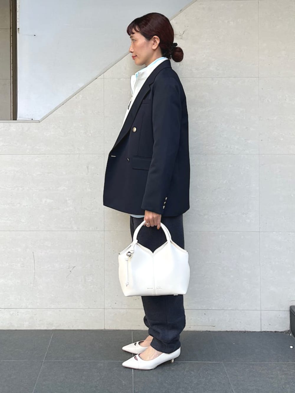 ベージュ系のパンプス、ブルー系のテーラードジャケット、ホワイト系のスウェットを着用したレディースの春コーディネートの2枚目の写真
