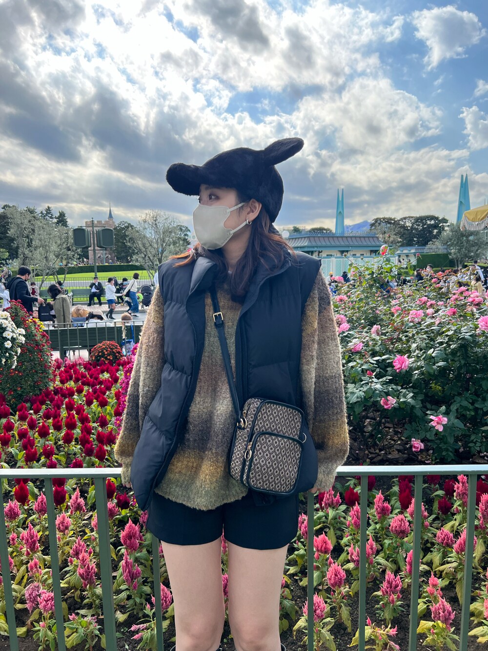 ブラウン系のボディバッグ/ウエストポーチ、ブラウン系のニット/セーターを着用したレディースの冬コーディネートの3枚目の写真