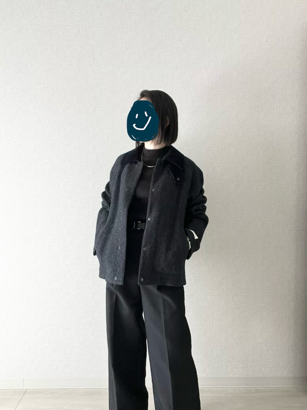 ブラック系のスラックス、ブラック系のTシャツ/カットソーを着用したレディースの春コーディネートの2枚目の写真