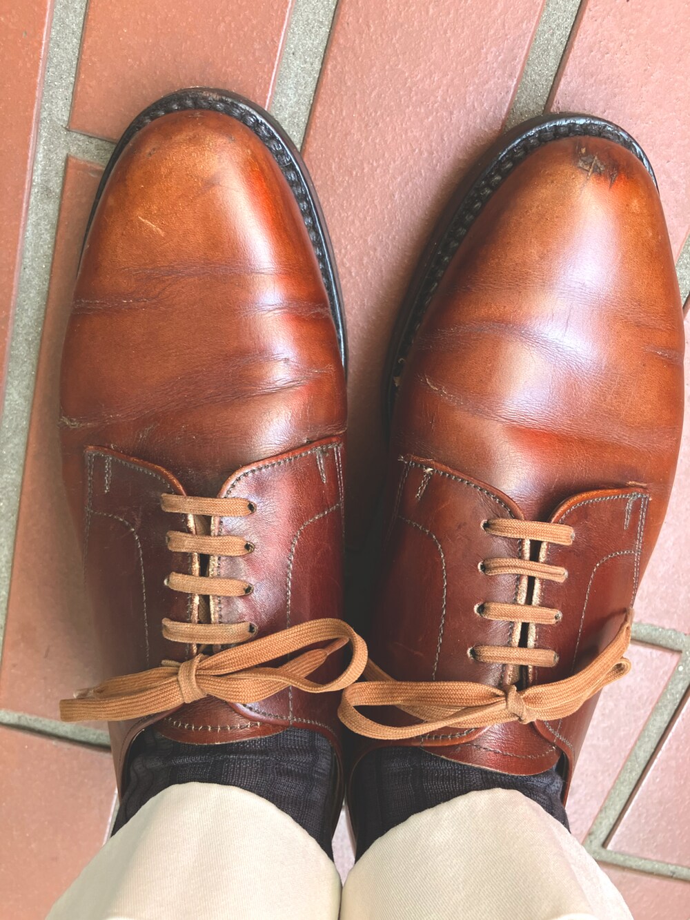 ブラウン系のドレスシューズ、ホワイト系のシャツ/ブラウス、グリーン系のネクタイを着用したメンズの夏コーディネートの2枚目の写真