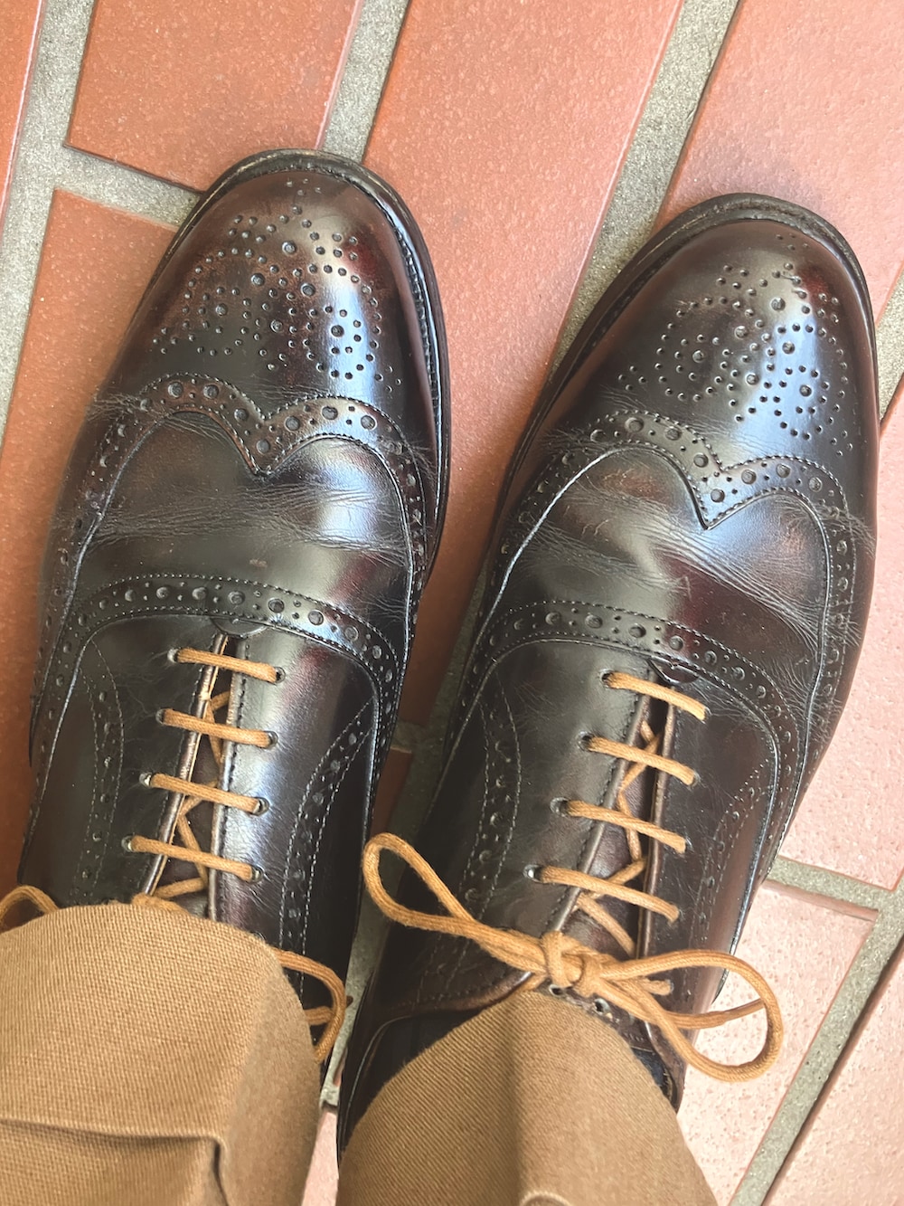 グリーン系のネクタイ、ピンク系のシャツ/ブラウス、ブルー系のテーラードジャケットを着用したメンズの秋コーディネートの2枚目の写真