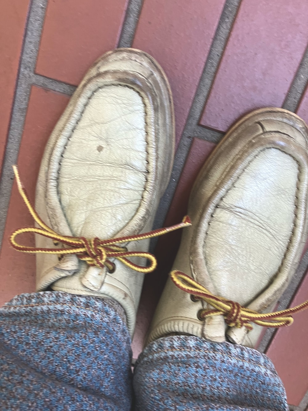 ベージュ系のその他シューズ、オレンジ系のネクタイ、ブルー系のシャツ/ブラウスを着用したメンズの冬コーディネートの2枚目の写真