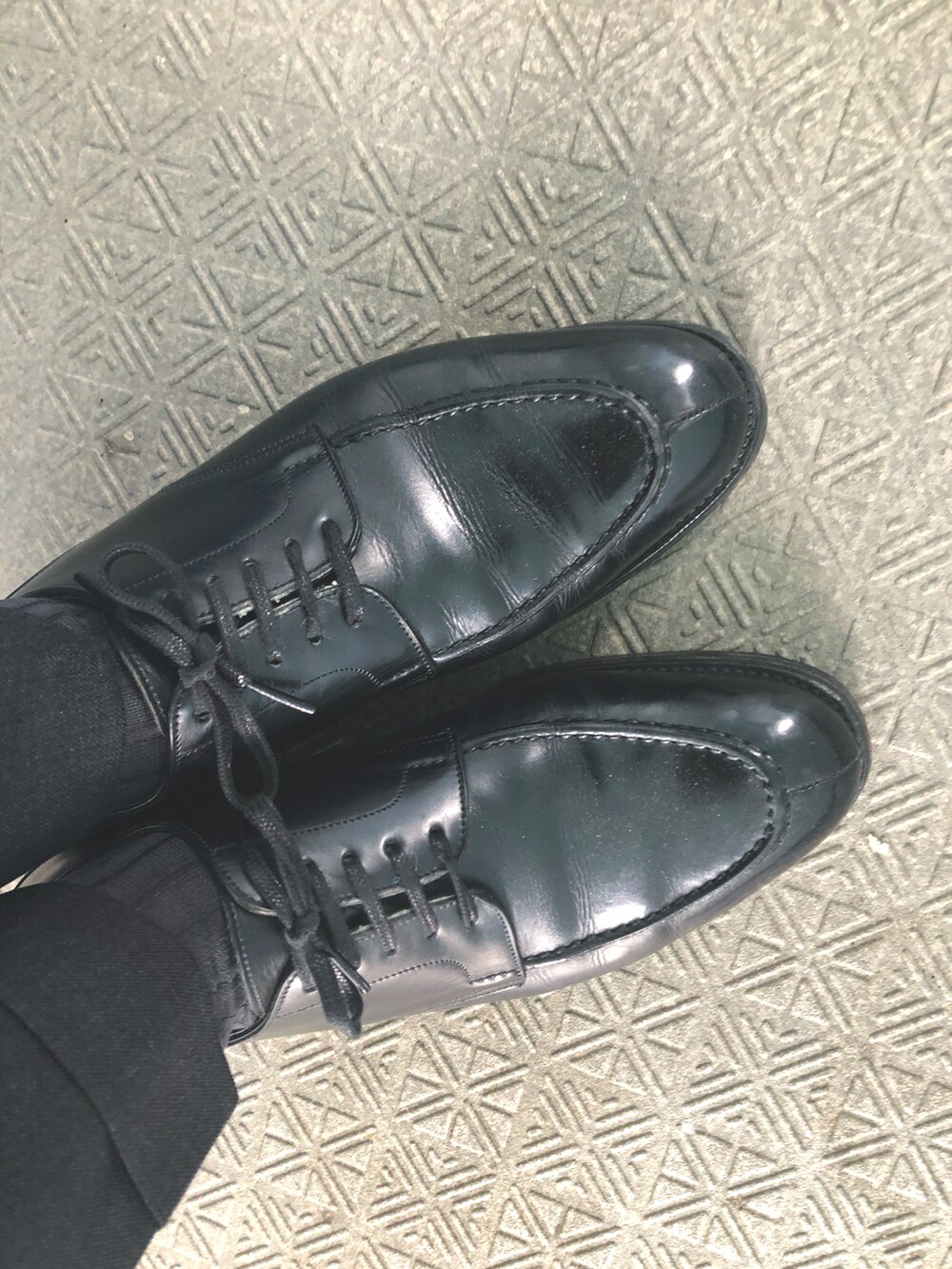 ホワイト系のシャツ/ブラウス、ブルー系のテーラードジャケット、ブラック系のネクタイを着用したメンズの夏コーディネートの2枚目の写真