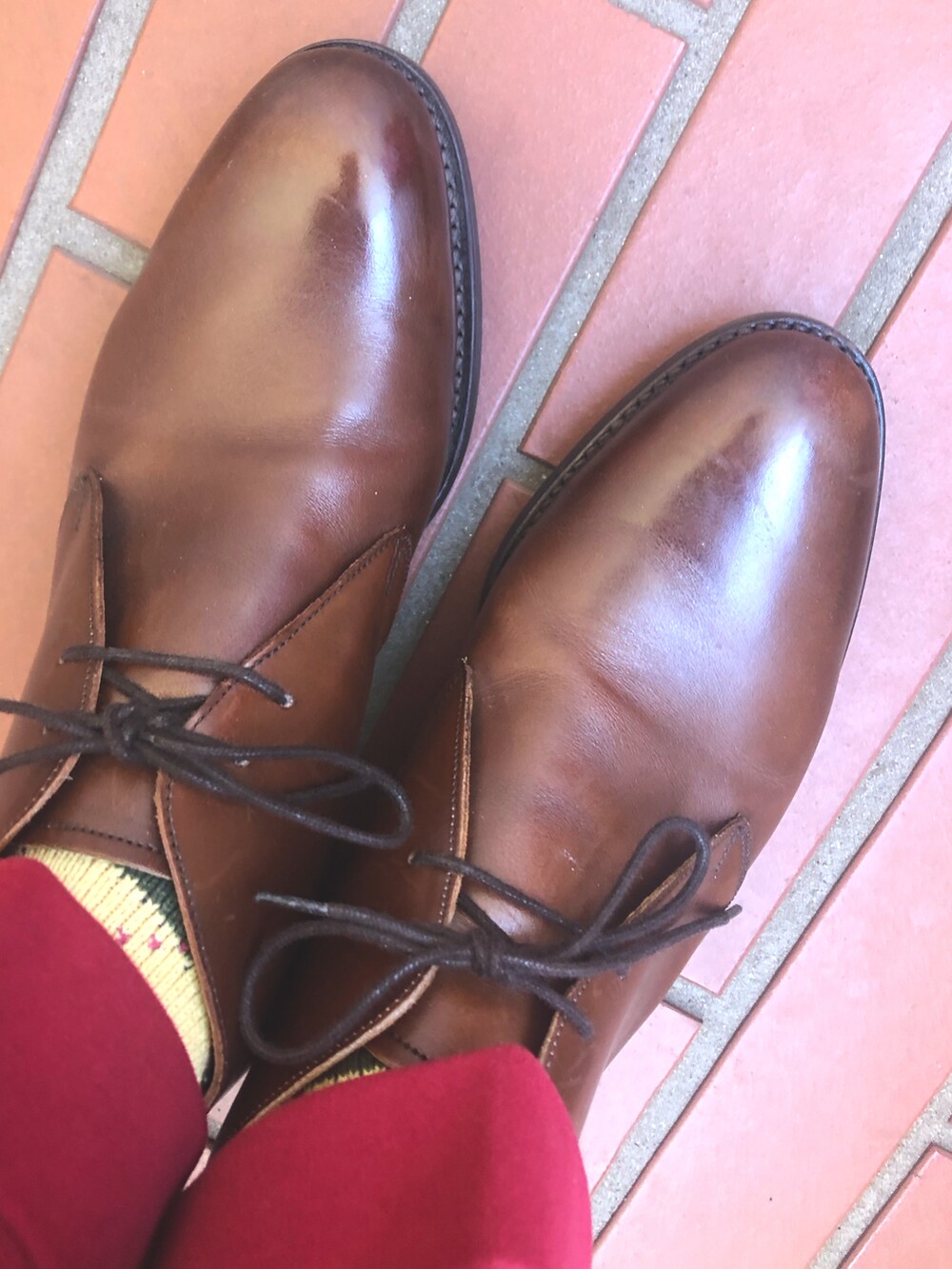 ベージュ系のシャツ/ブラウス、グリーン系のベスト、ベージュ系のテーラードジャケットを着用したメンズの冬コーディネートの2枚目の写真