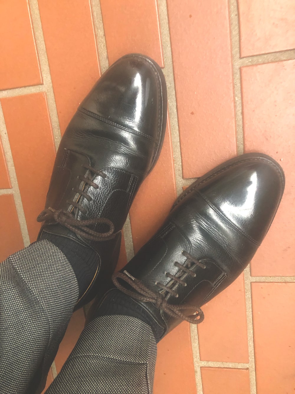 パープル系のネクタイ、ホワイト系のシャツ/ブラウス、グレー系のスーツセットを着用したメンズの夏コーディネートの2枚目の写真