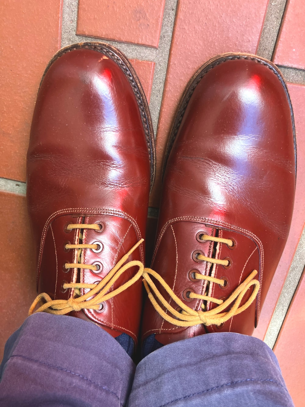 グリーン系のシャツ/ブラウス、ベージュ系のテーラードジャケット、ゴールド系のネクタイを着用したメンズの夏コーディネートの2枚目の写真