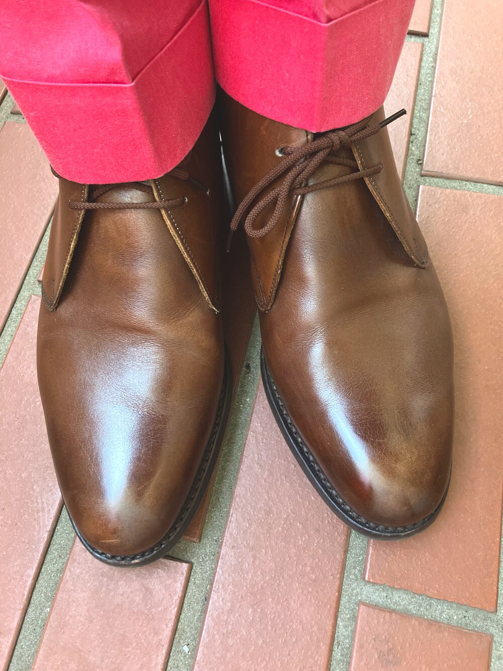 グレー系のシャツ/ブラウス、レッド系のネクタイ、グリーン系のテーラードジャケットを着用したメンズの夏コーディネートの2枚目の写真