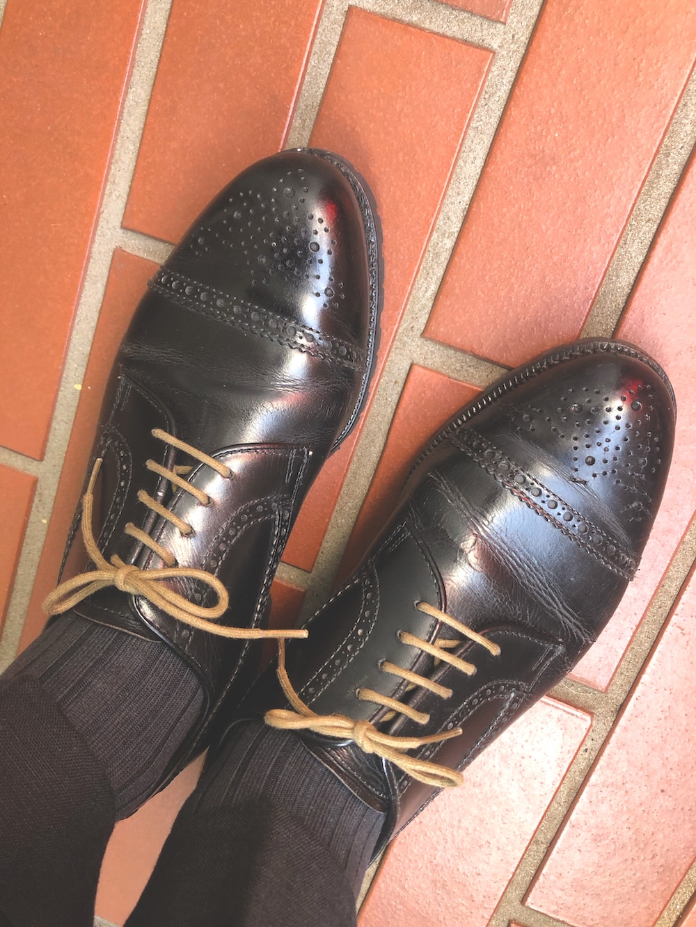 ブルー系のネクタイ、ホワイト系のシャツ/ブラウス、ブルー系のテーラードジャケットを着用したメンズの夏コーディネートの2枚目の写真