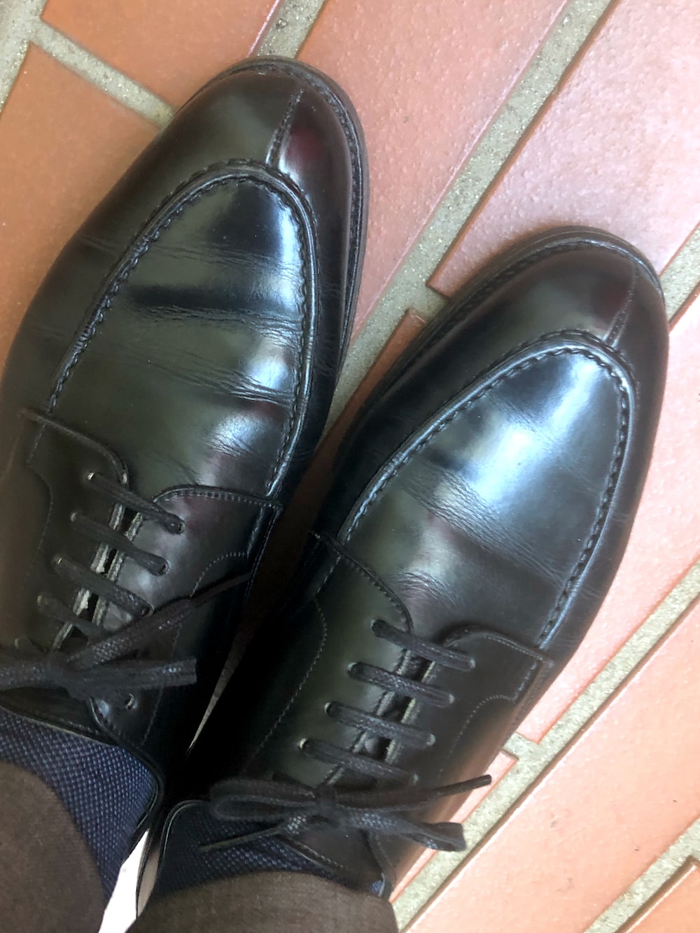 パープル系のネクタイ、ピンク系のシャツ/ブラウス、ブルー系のテーラードジャケットを着用したメンズの秋コーディネートの2枚目の写真